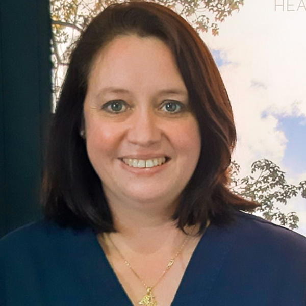 Nahaufnahme einer Frau, die mit Zähnen lächelt