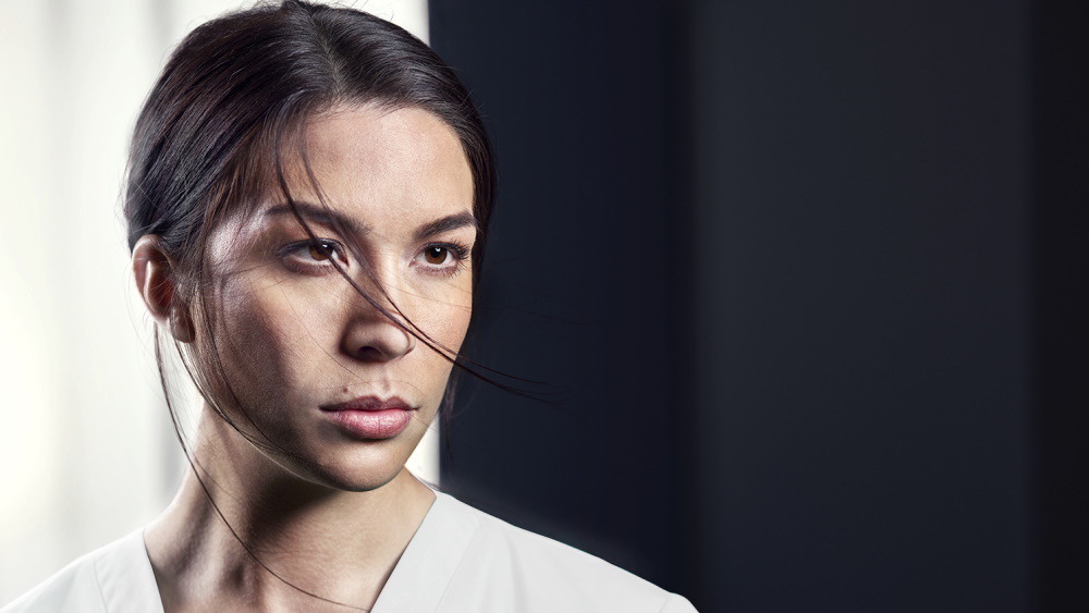 Eine Frau schaut intensiv in eine Richtung