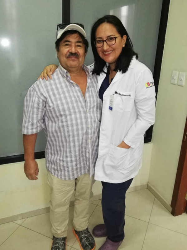 Herr Gallo und sein Arzt schließen sich lächelnd zusammen