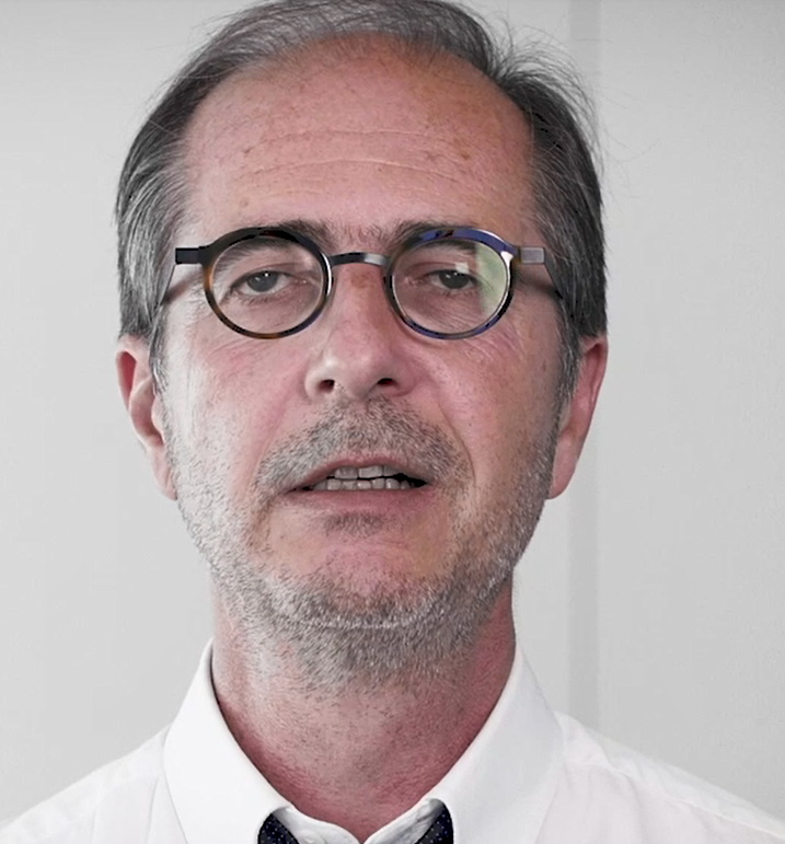 Porträt des Mannes mit Brille